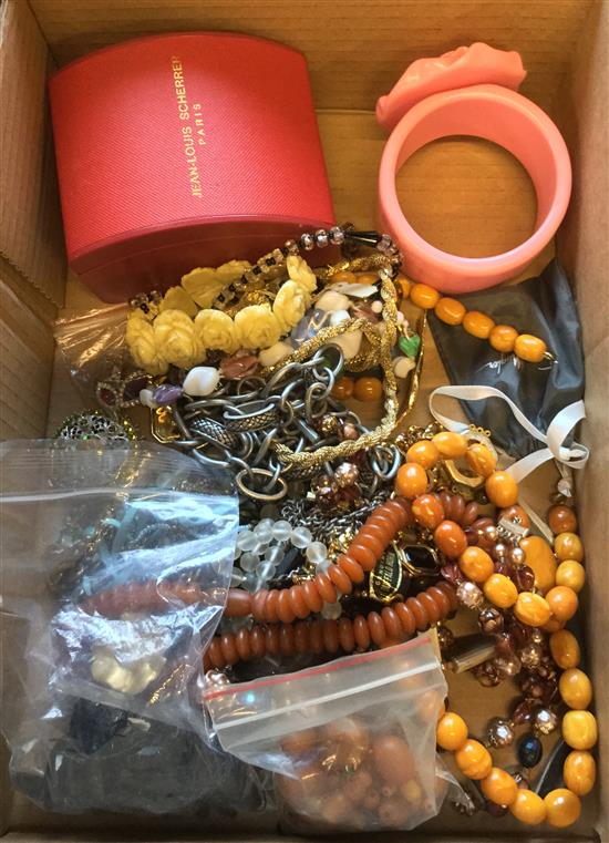Amber & jet & other costume jewellery